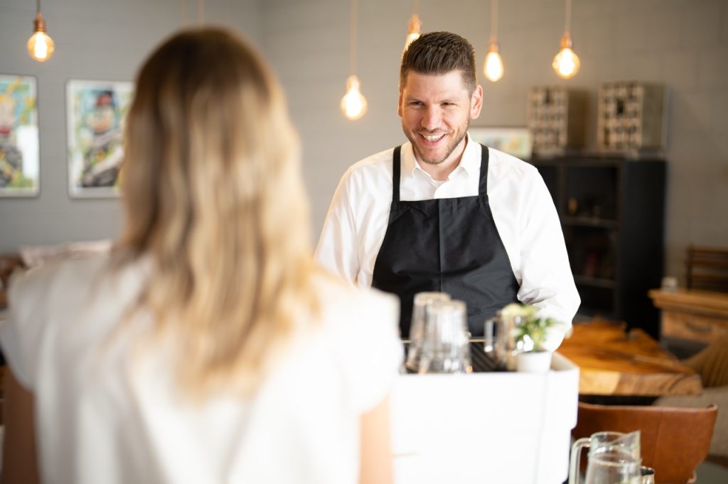 Professioneller Barista-Service an mobiler Kaffeetheke im Einsatz