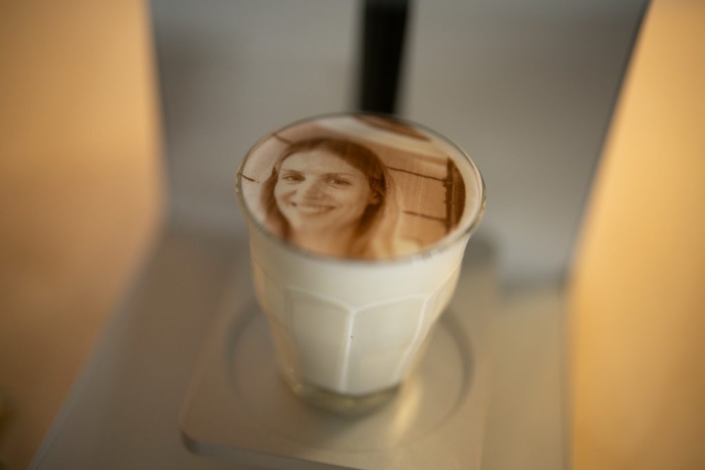 Getränkedrucker druckt Selfie auf Milchschaum eines Cappuccinos