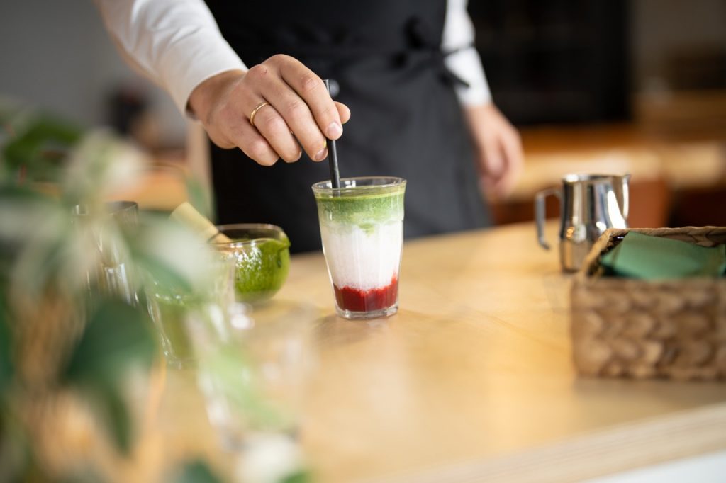 Matcha Latte mit Erdbeerbasis – frisch zubereitet auf mobiler Theke