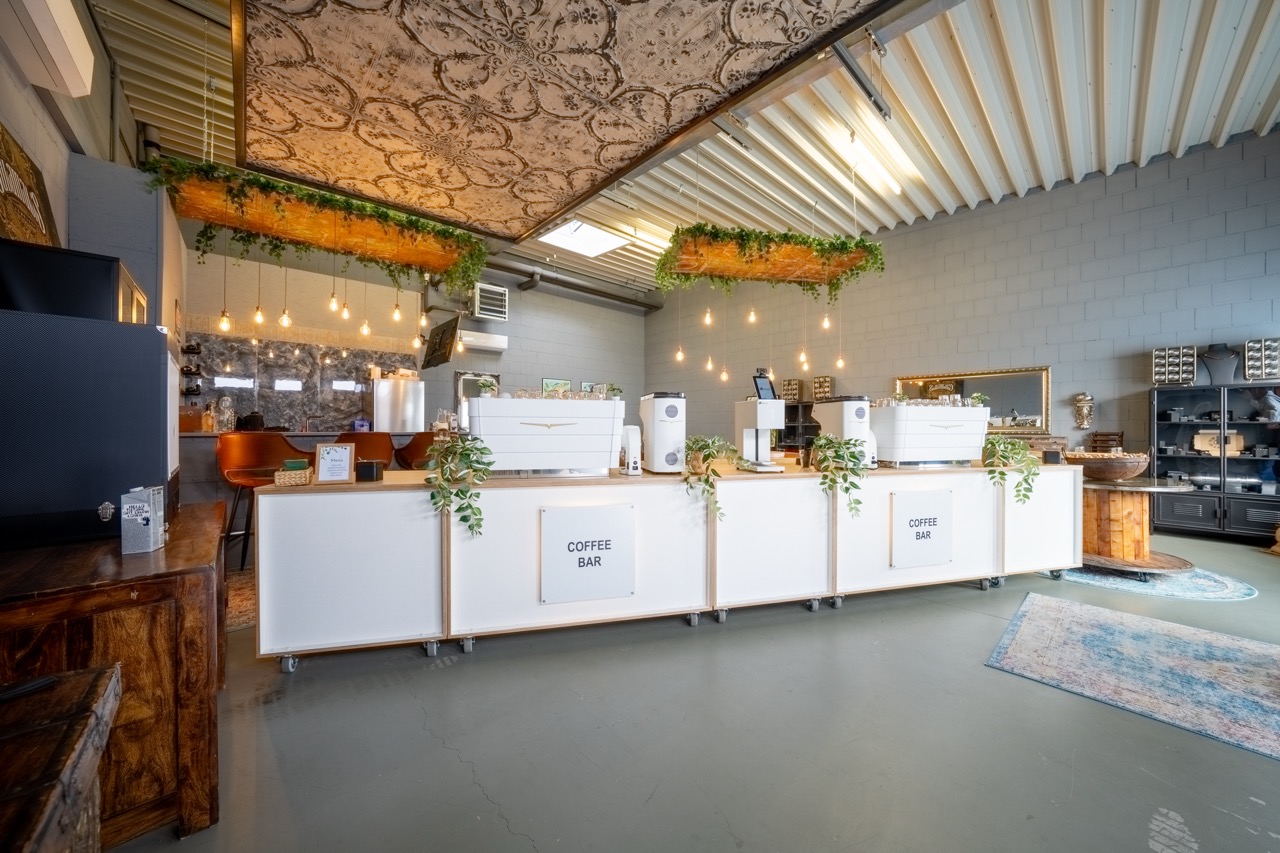 Mobile Kaffeebar mieten – stilvolle weiße Theke mit Barista-Ausstattung und Pflanzen